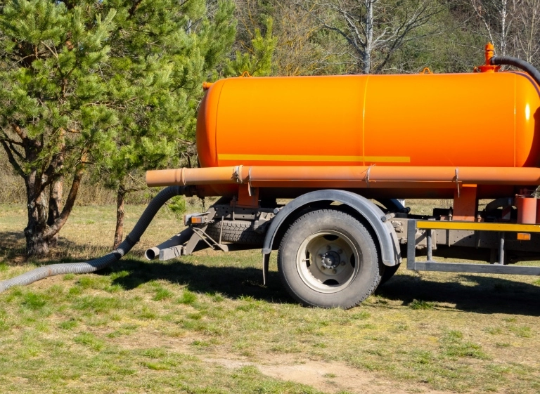 pomarańczowy pojazd asenizacyjny